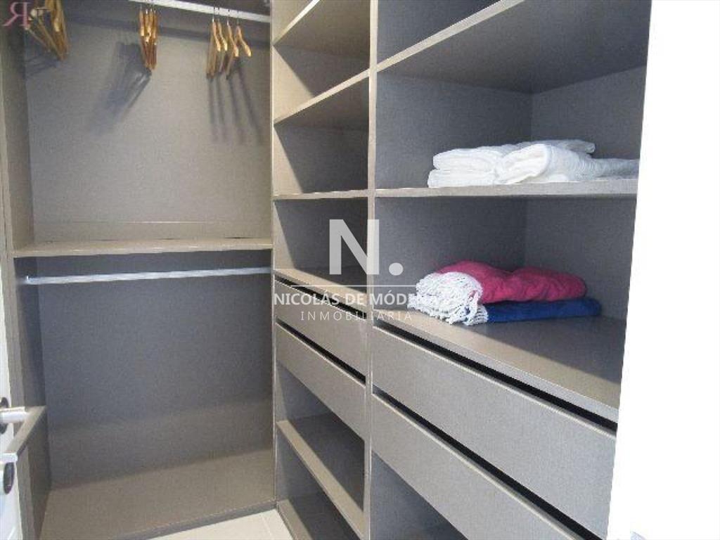 Vende apartamento de 2 dormitorios frente al mar,