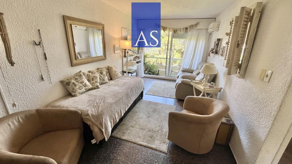 Apartamento de 1 dormitorio con terraza y cochera