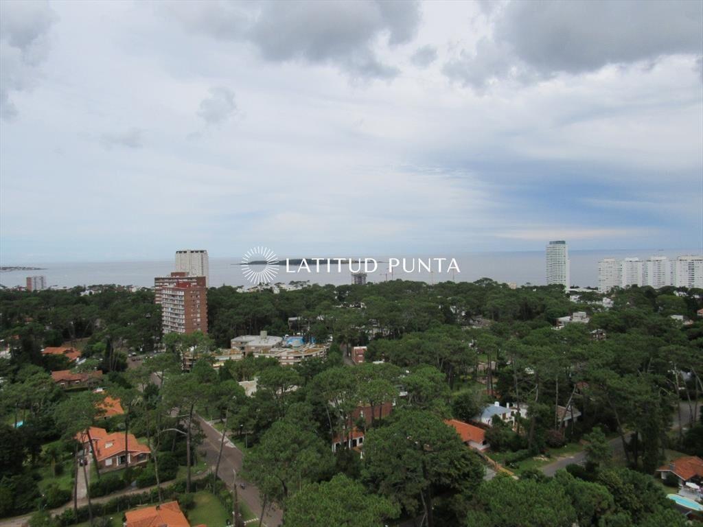 Apartamento de 2 dormitorios más dependencia en