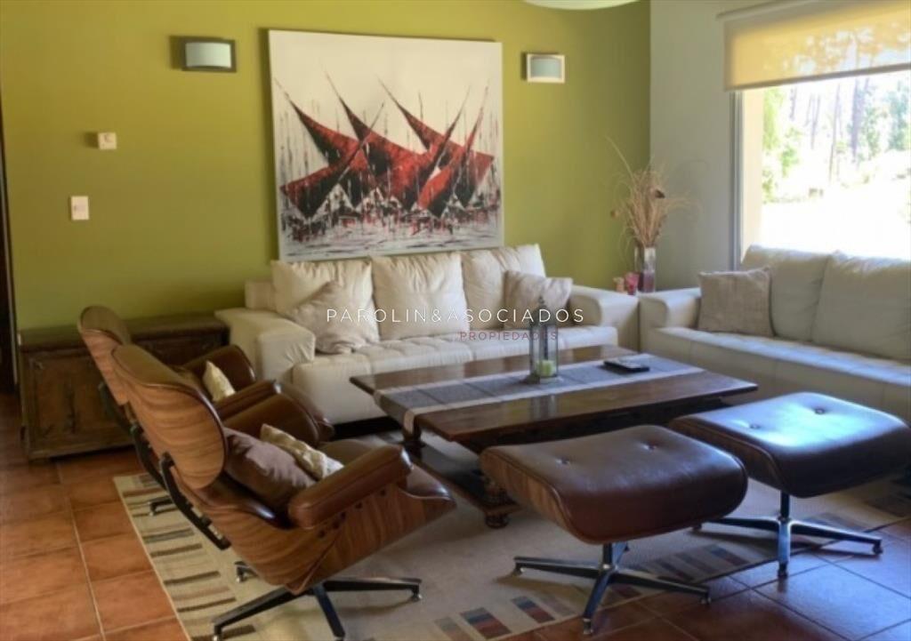 VENTA DE CASA DE 4 DORMITORIOS  EN BARRIO LA DEL
