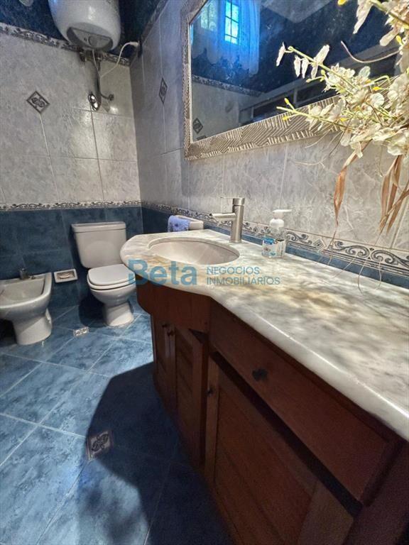 VENTA DE CASA 3 DORM, GARAJE, Y MONOAMBIENTE AL