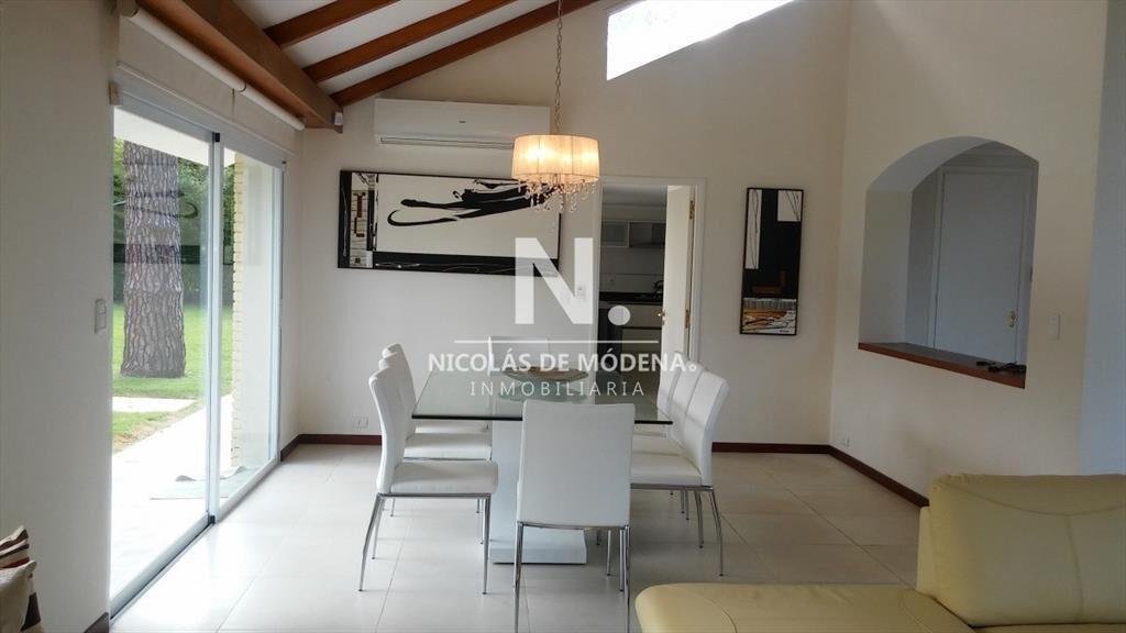 Hermosa casa de 4 dormitorios en venta en la zona