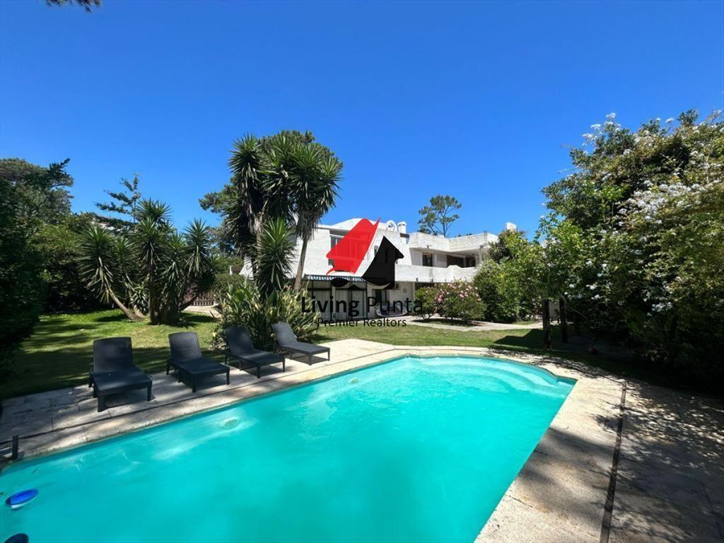 OPORTUNIDAD. VENDE CASA EN EXCELENTE ESTADO, CON PISCINA EN