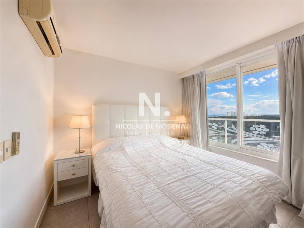 En venta en edificio Yoo, apartamento de 1 dormitorio y med
