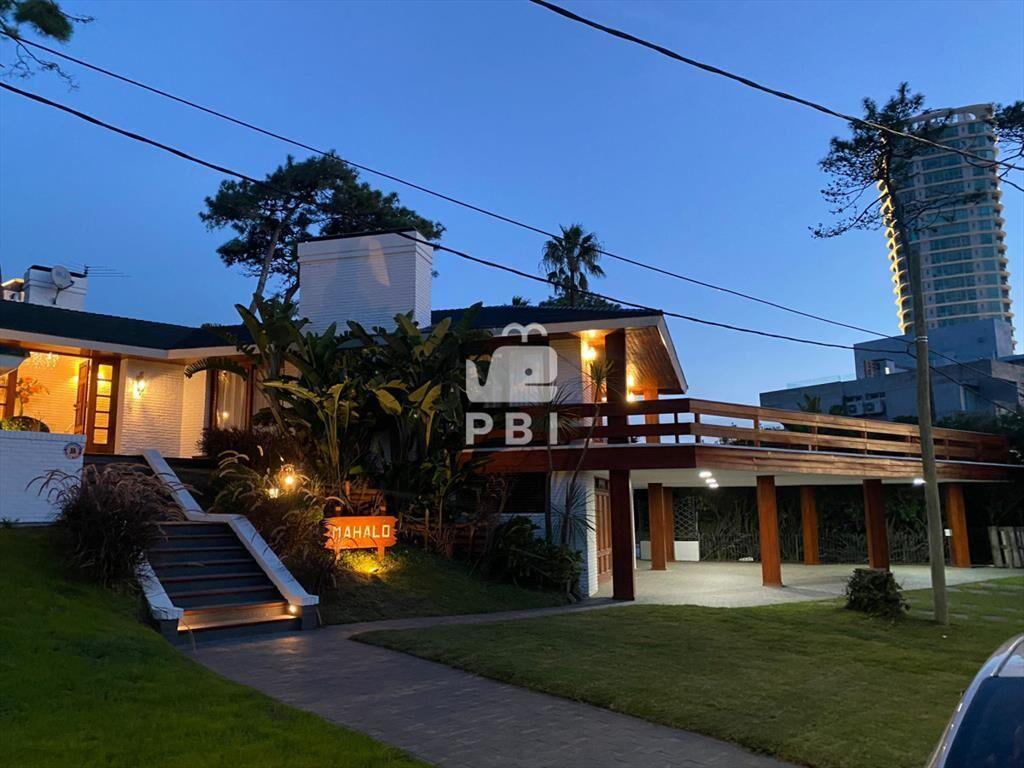Venta casa 5 dormitorios, Playa Mansa - Ref :