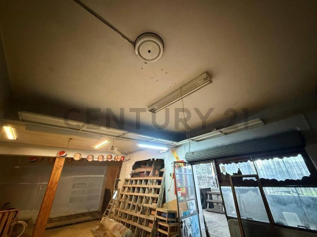 Alquiler amplio local Comercial al frente en Las Acacias ...