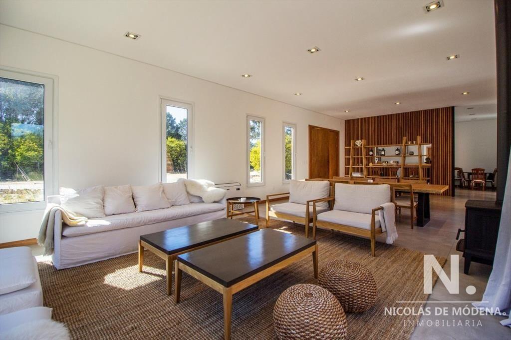 Moderna Casa de Cuatro dormitorios en Venta en JosÃ© Ignaci