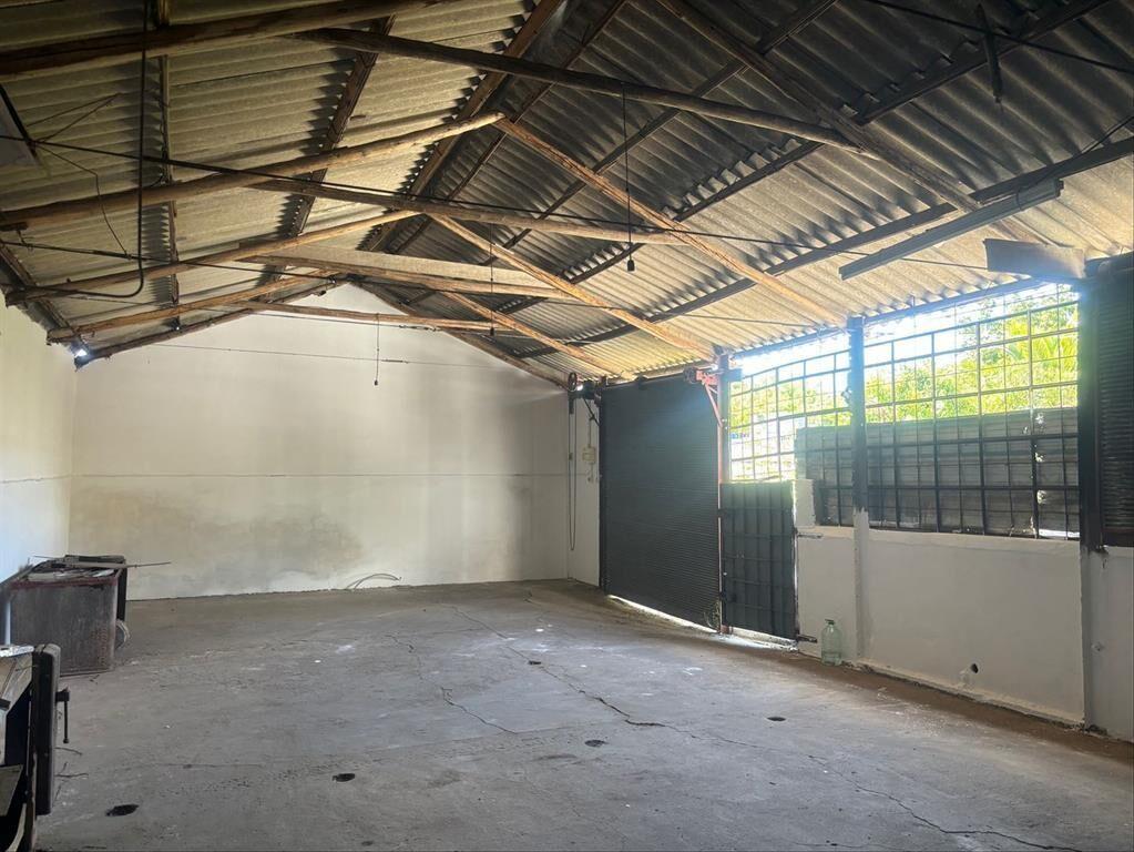 Local tipo galpón, 100 m2 edificados mas casa (Oficina)