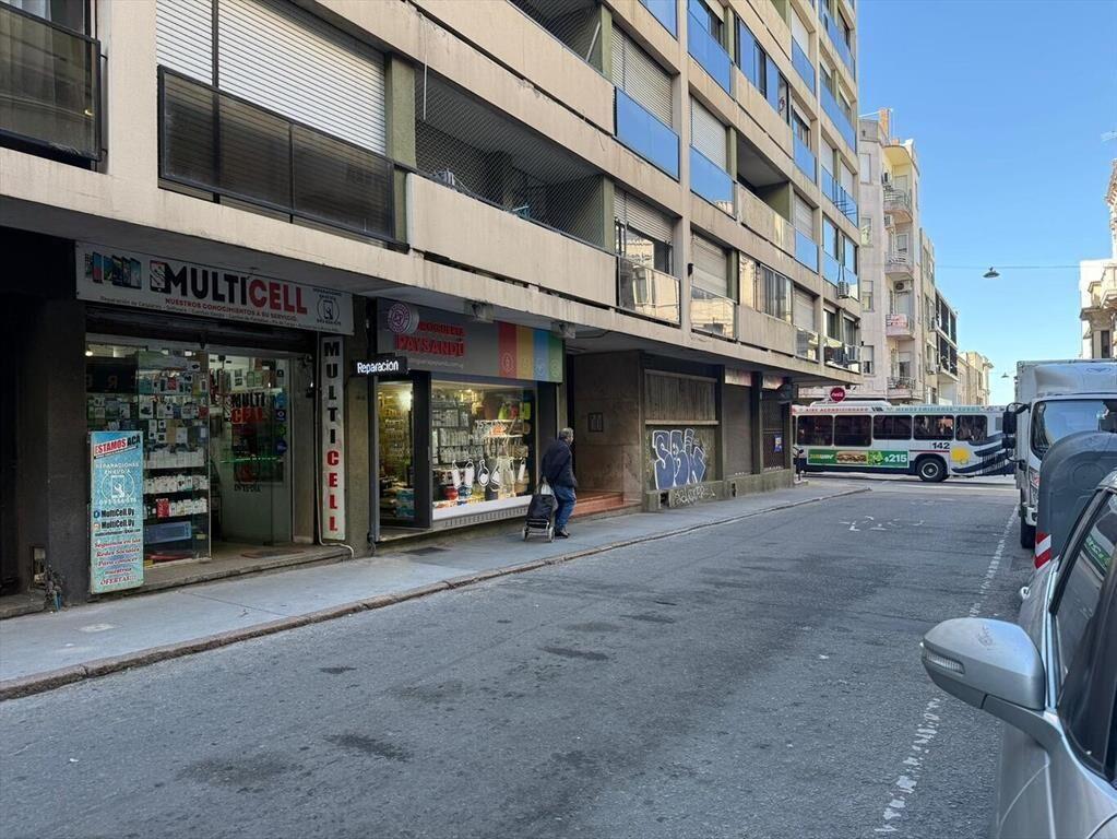 venta local con renta Ituzaingó y Sarandí