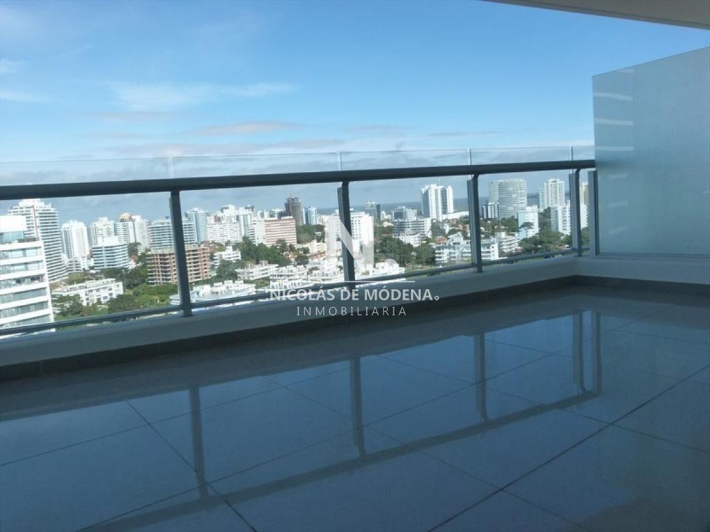 Vende Elegante apartamento de 3 dormitorios a solo metros d