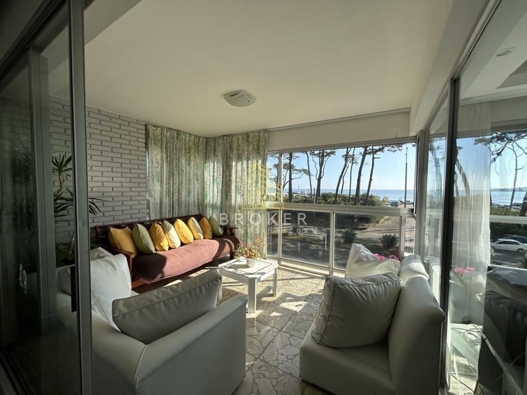 Venta de apartamento primera linea en playa Punta