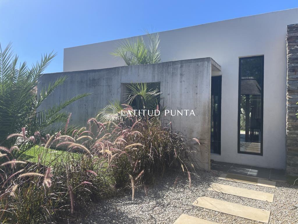 Moderna casa en zona colegios, 4 dormitorios