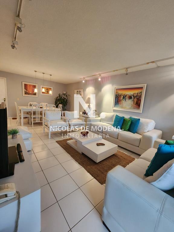 Vende apartamento de 2 dormitorios en Punta del