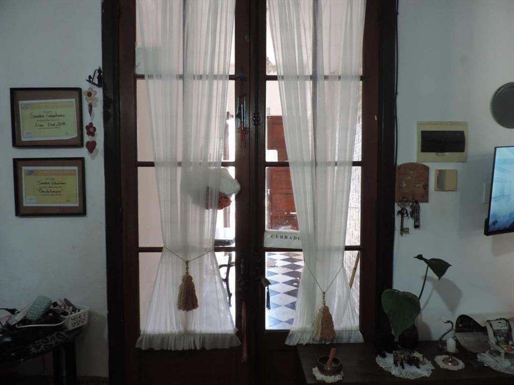 Casa grande en pleno centro con local comercial