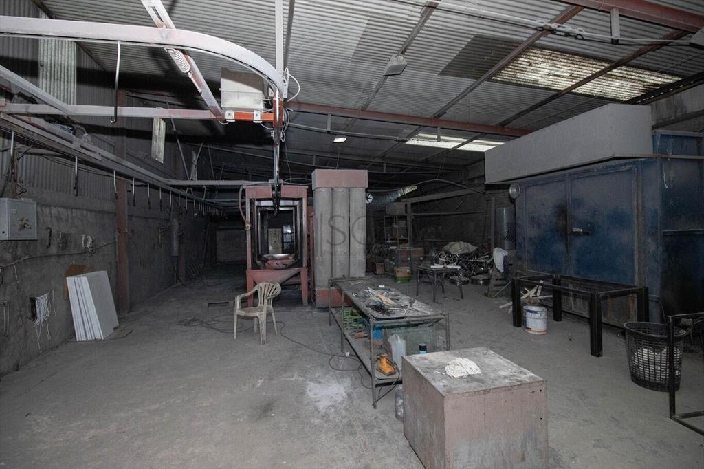Venta Dos Galpones y dos casas en un padrón