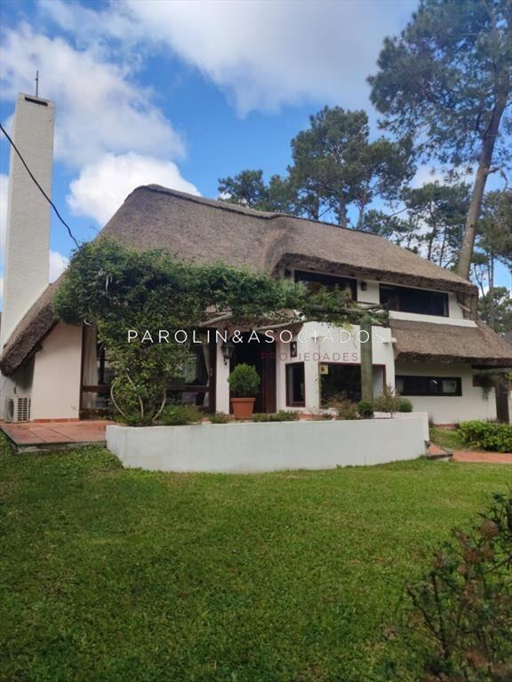 Oportunidad - Hermosa Casa en venta de 3 dormitorios en Pin
