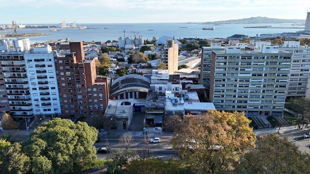 Edificio Terios, Agraciada frente Plaza Suarez. Parrilleros