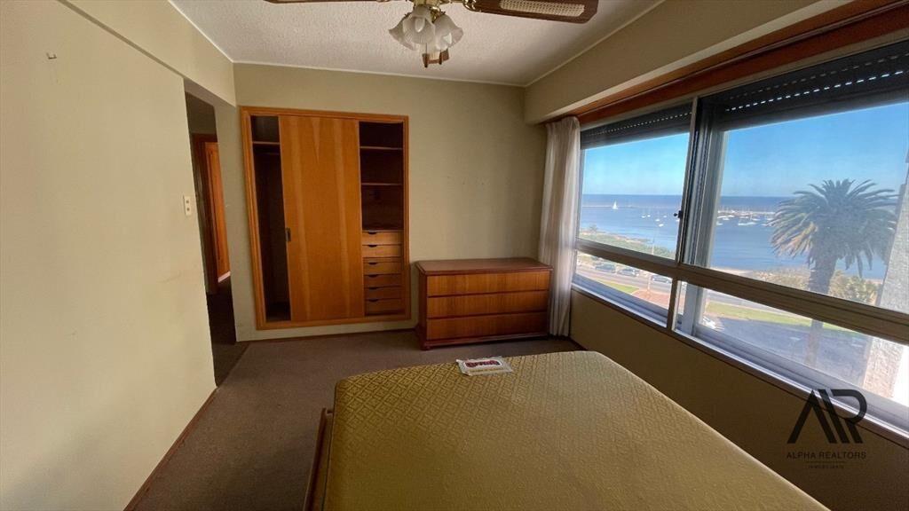 Apartamento en venta c/ cochera en Puerto Buceo
