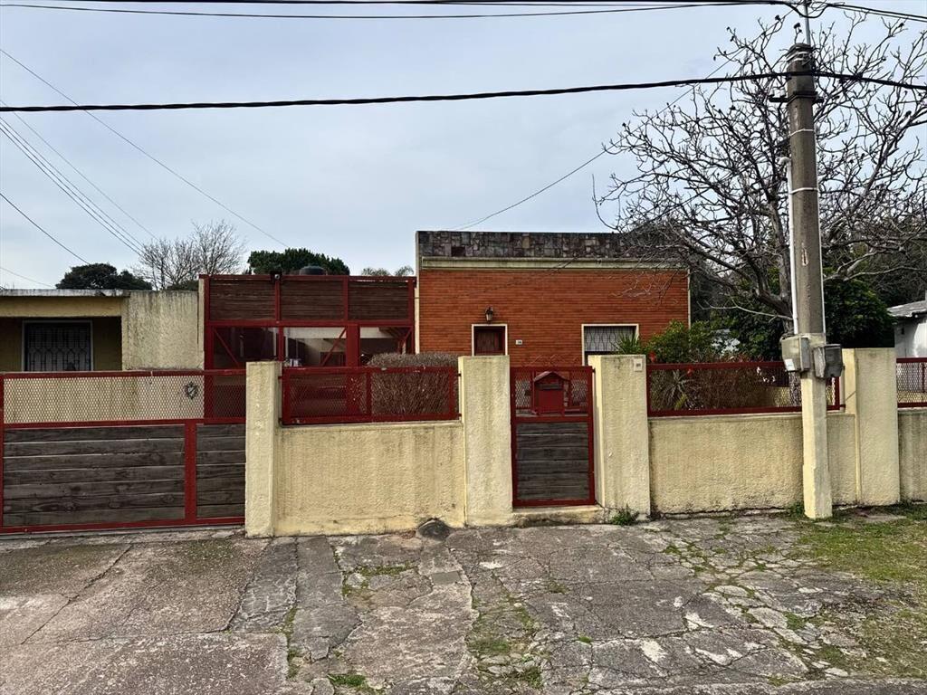 Venta 2 casas en barrio Peñarol 3 dormitorios c/u