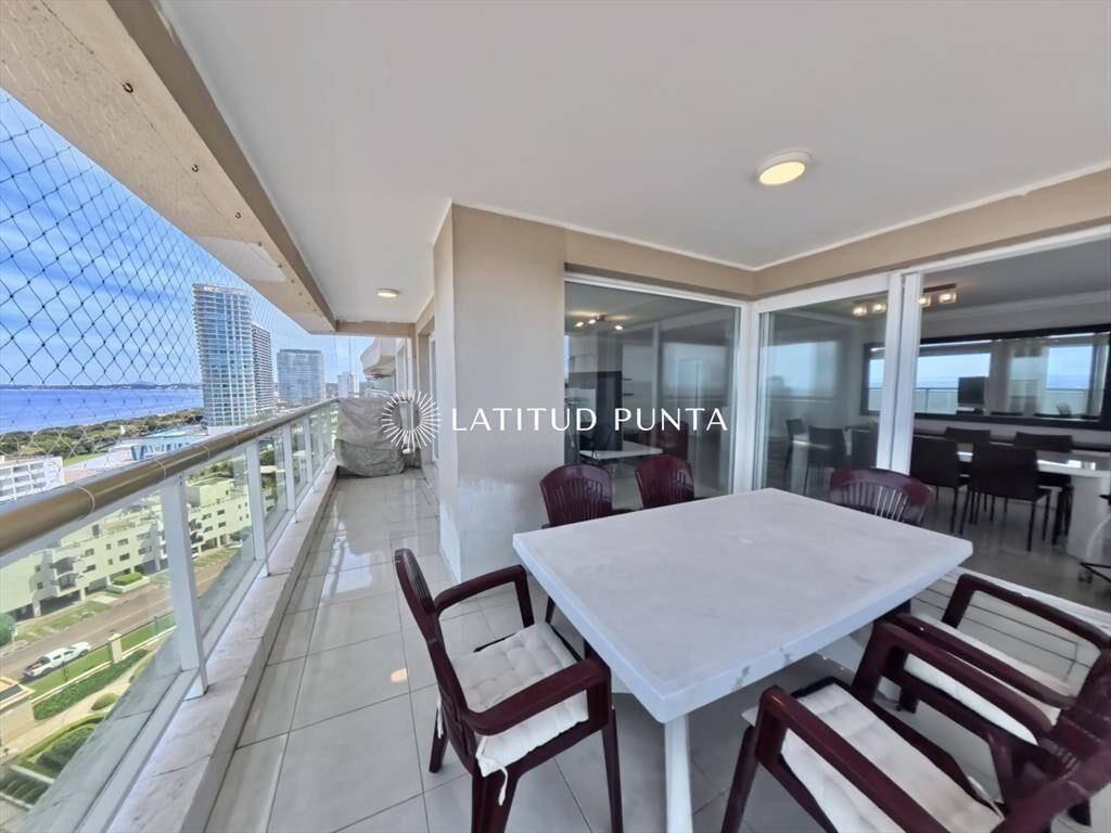 Piso alto frente al mar en Le Jardin