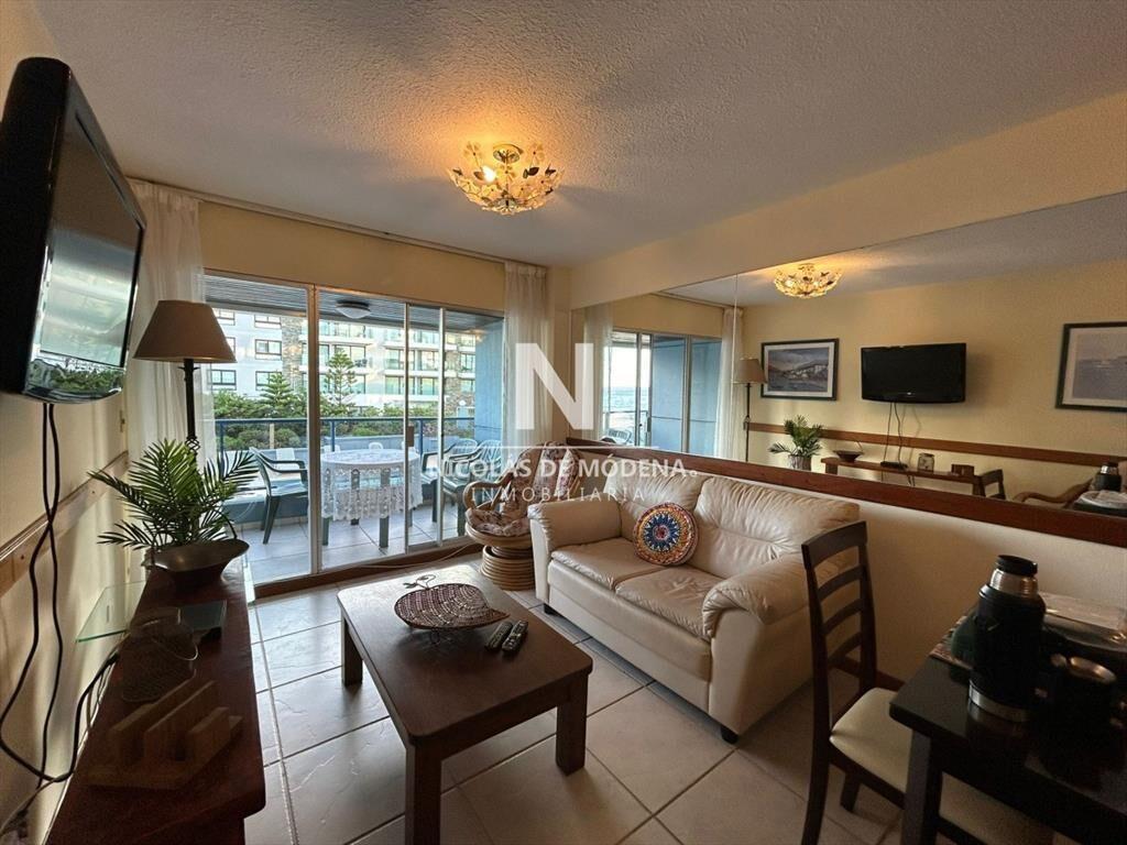 Vende apartamento frente al mar de 3 dormitorios