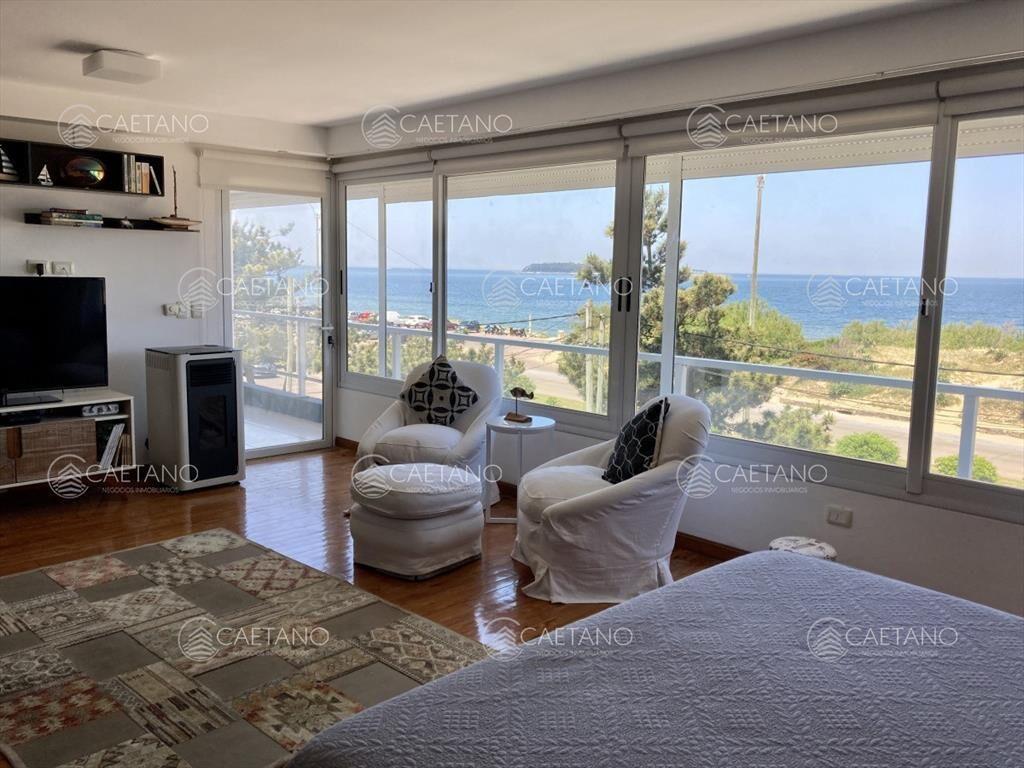 Casa Punta del Este en primera linea de la mansa
