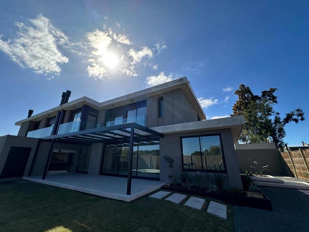 Venta de casa con tres dormitorios y escritorio en Barrio Pa