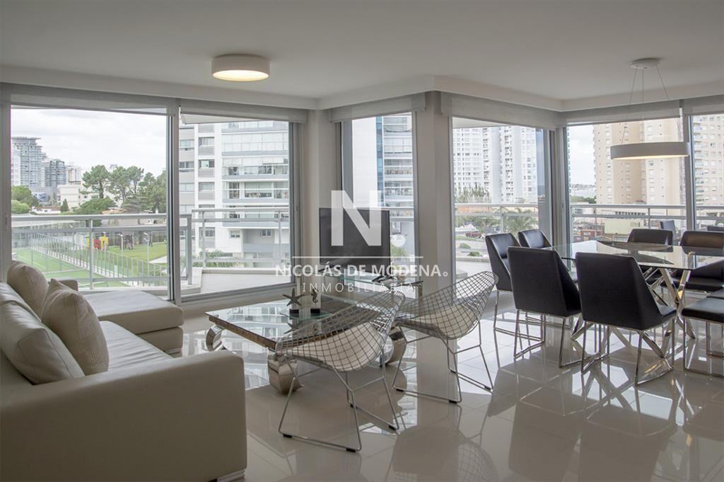 Apartamento de 3 Dormitorios en Playa Mansa en -