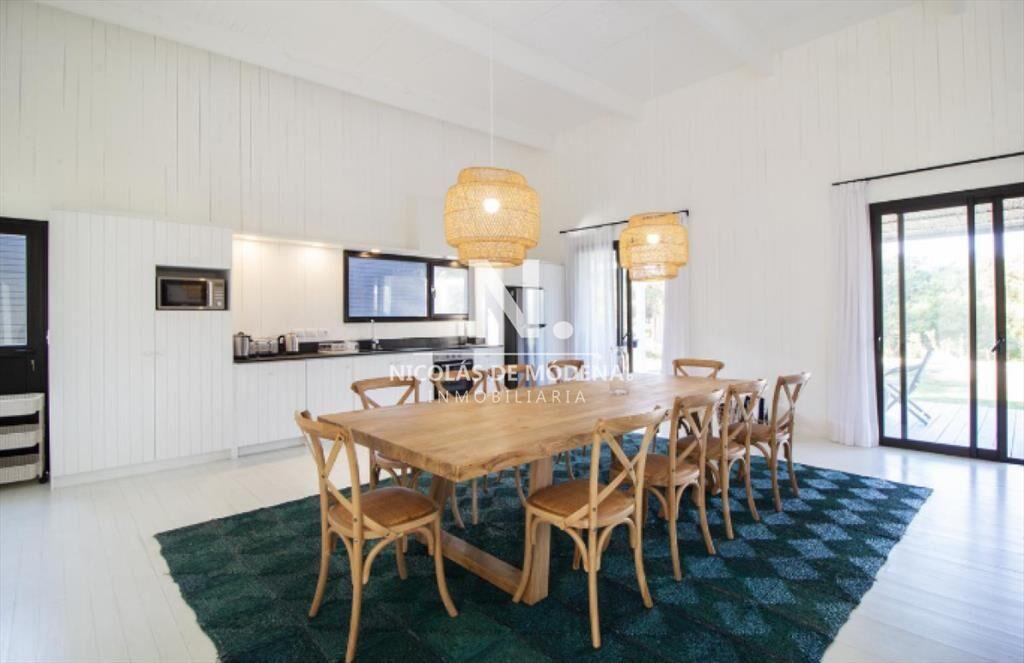 Vende casa en Laguna escondida de 4 dormitorios.