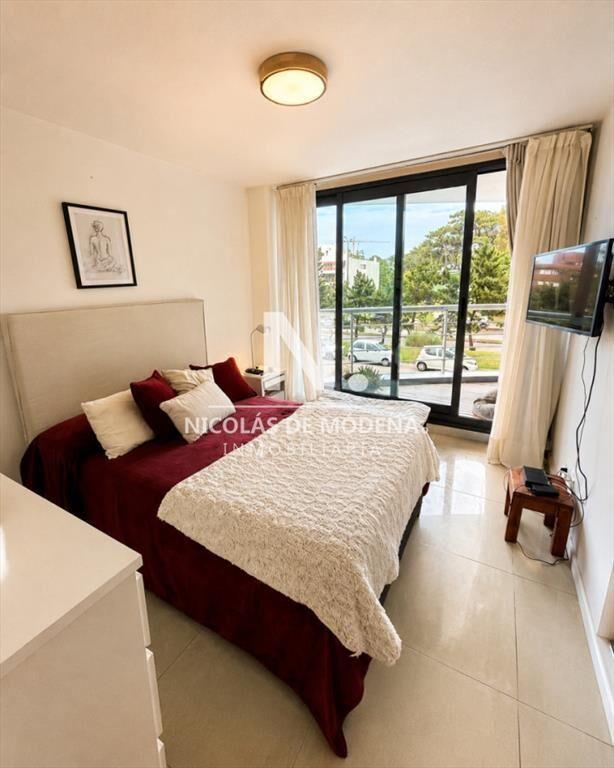 Vende apartamento de 3 dormitorios esquinero en Punta del E
