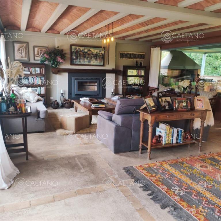 Hermosa casa de 2 niveles, con amplios espacios.