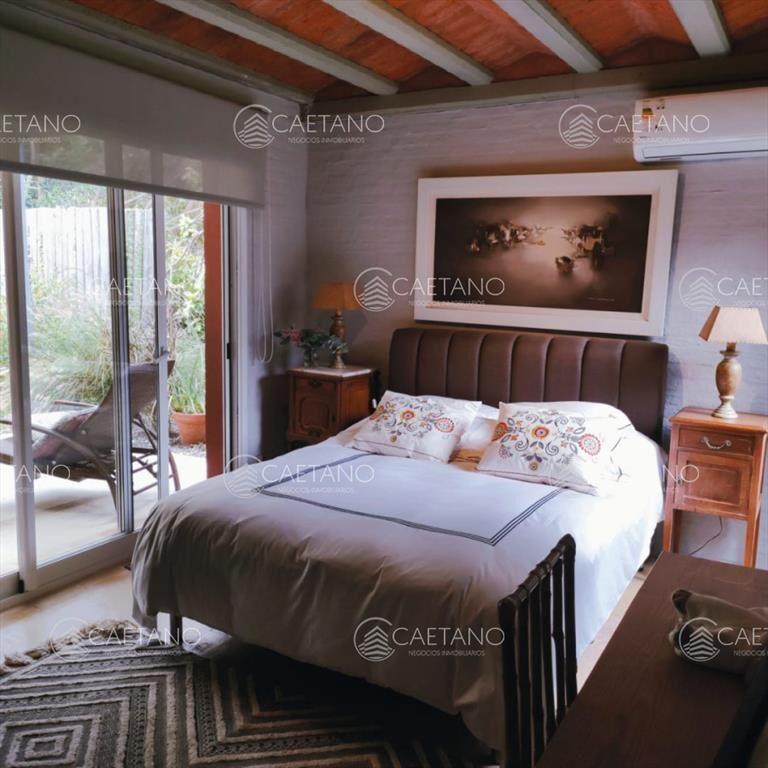 Hermosa casa de 2 niveles, con amplios espacios.