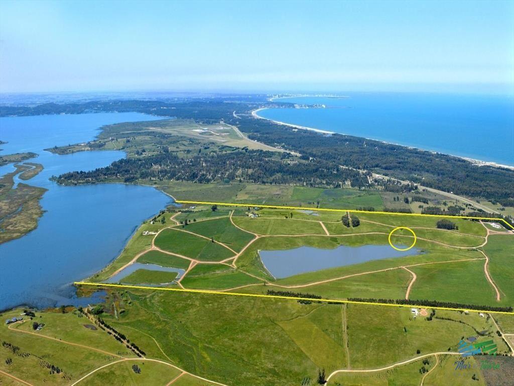 Venta de terreno en Laguna de los Cisnes con de
