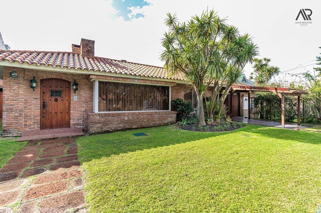 Casa en venta c/ cochera en Punta Gorda