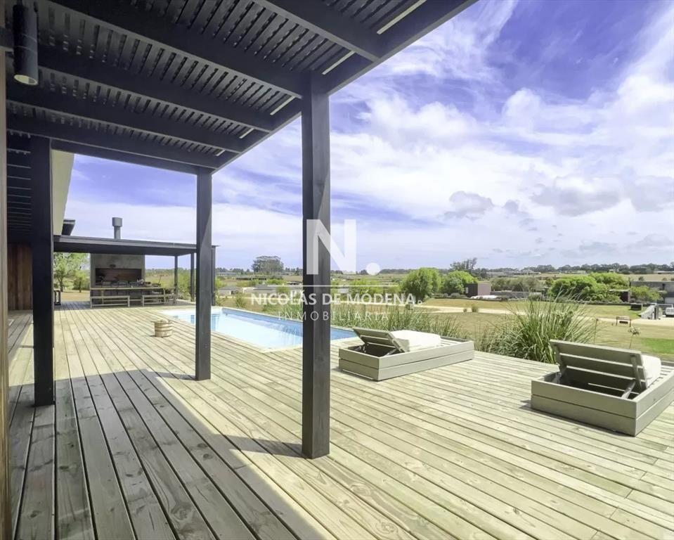 Impecable casa en venta comoda e iluminada.