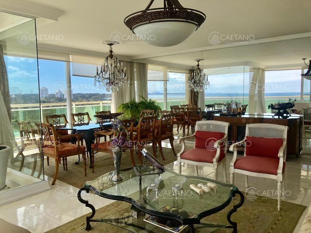 Venta apartamento 3 dormitorios + servicio. Playa
