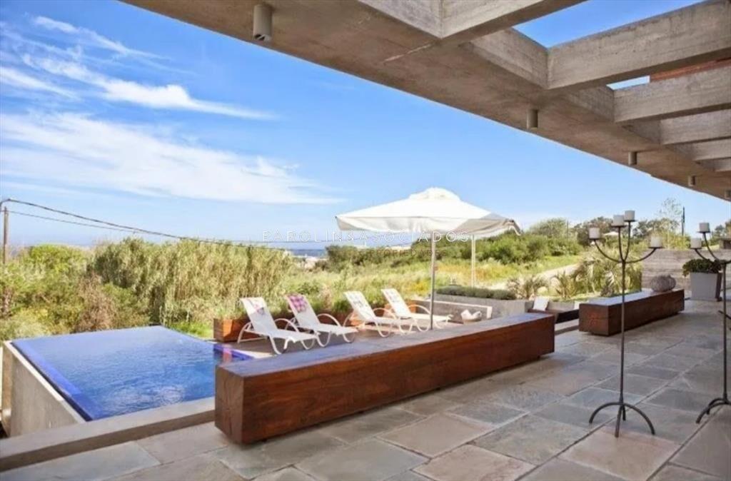 Moderna casa en venta con 3 Suites y piscina en El Chorro,
