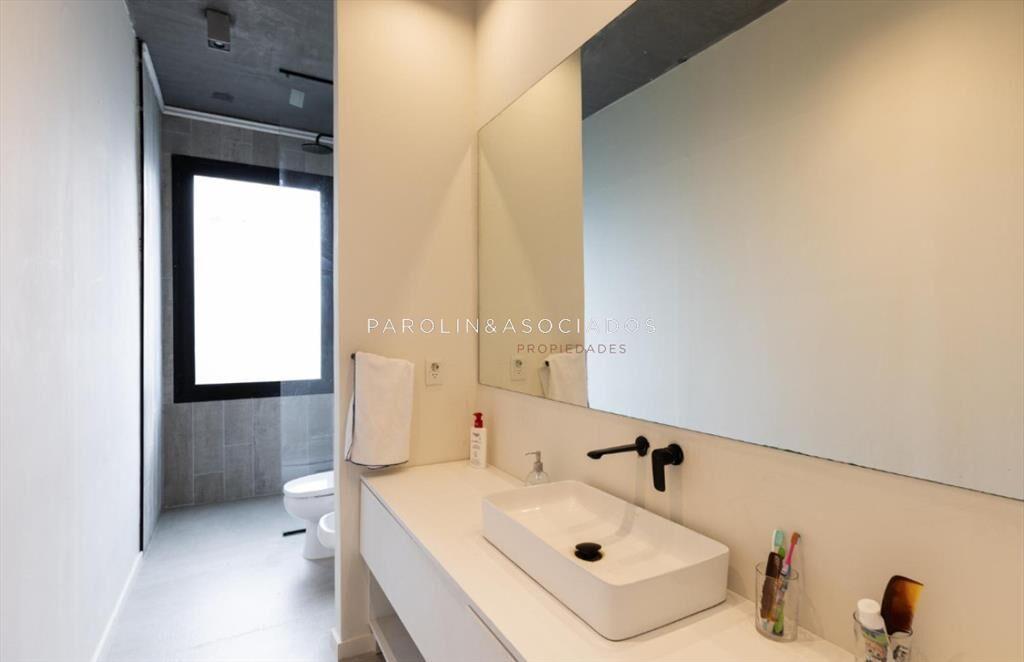 Casa de 4 Dormitorios en Venta en Laguna Escondida