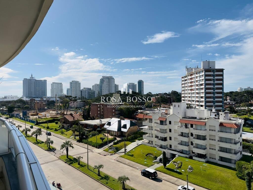 Venta y alquiler de apartamento de dos dormitorios en Punta