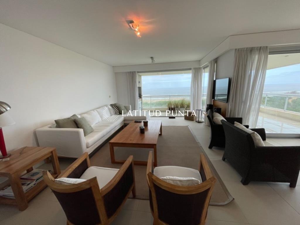 Apartamento en Brava, 3 suites más dependencia