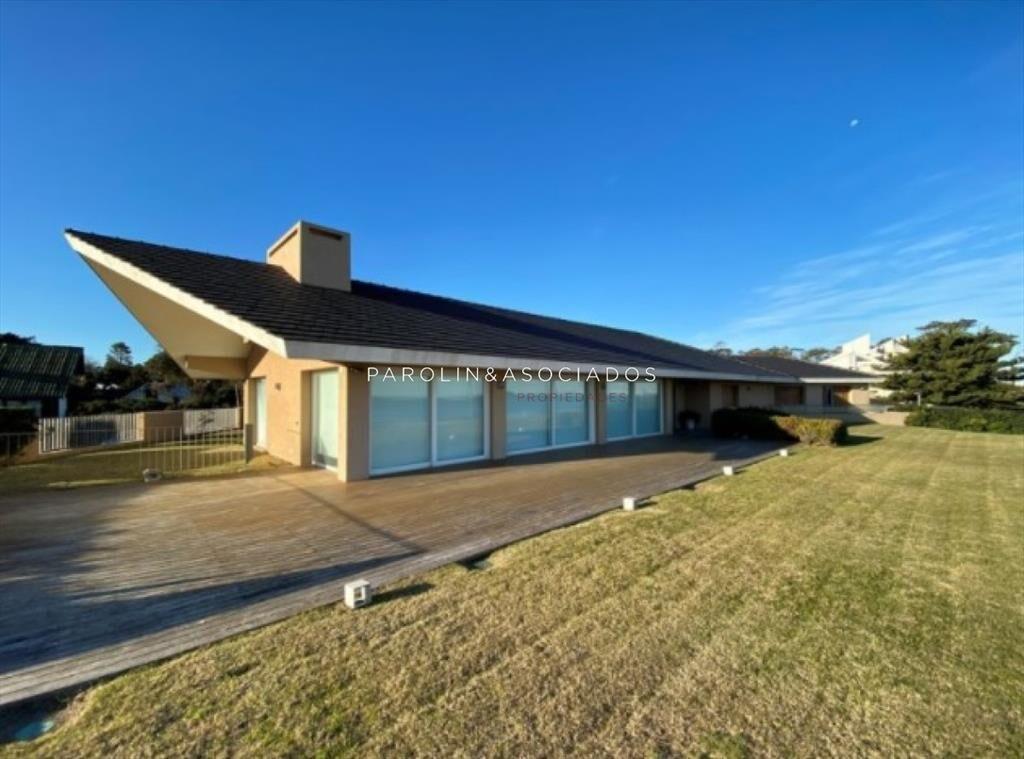 Hermosa casa en venta frente al mar, Punta del