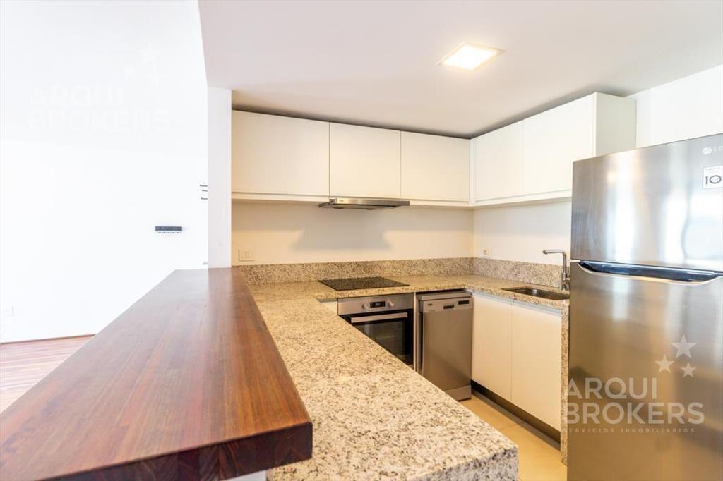 Apartamento de 2 dormitorios con garaje en venta en Punta