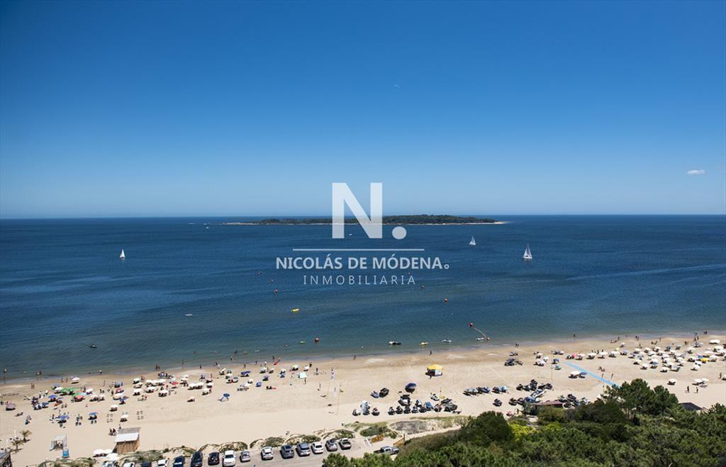 Vende Apartamento de 4 dormitorios en playa de a