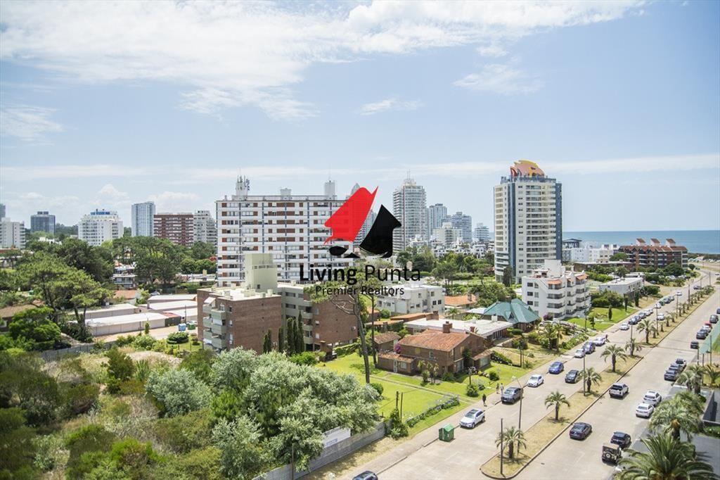Vende apartamento de 2 dormitorios y medio en del