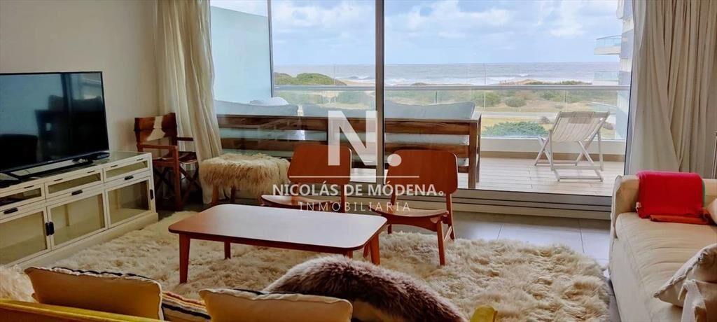 Departamento de 2 dormitorios y servicio en venta