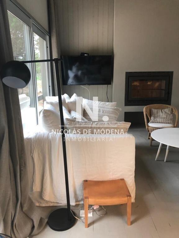 Casa de 4 dormitorios en venta en barrio cerrado.
