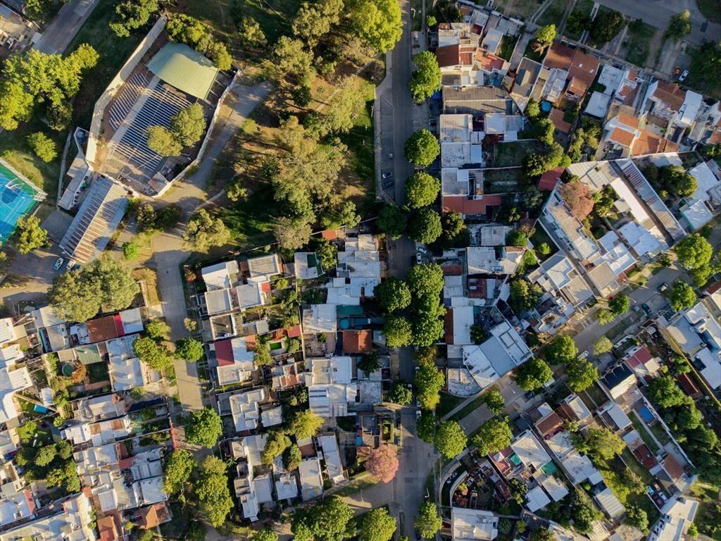 Venta de Casa al Frente con garaje doble, Barbacoa y patio