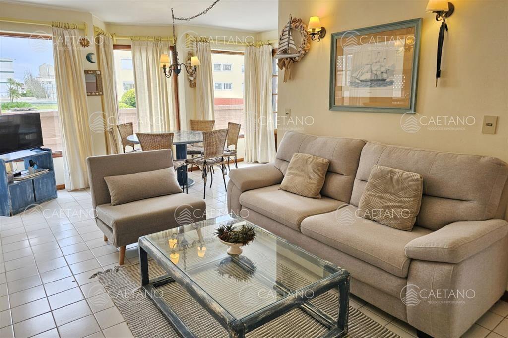 Apartamento de 2 dormitorios y 2 baños a 1 de y