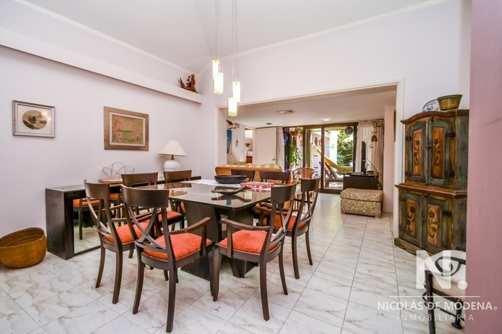 Casa de Cuatro Dormitorios en Venta - Punta del Este