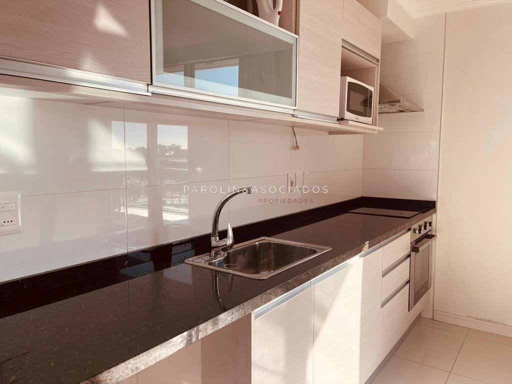 Monoambiente en venta en piso alto, Punta del Este.